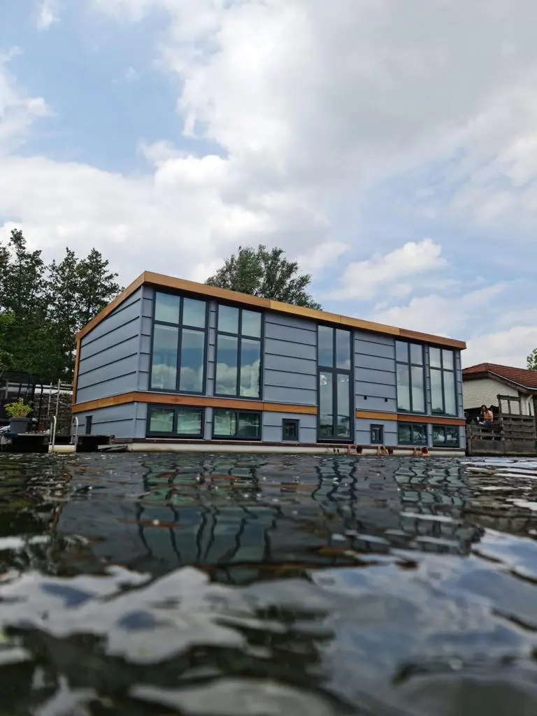 Waterwoning met verdieping