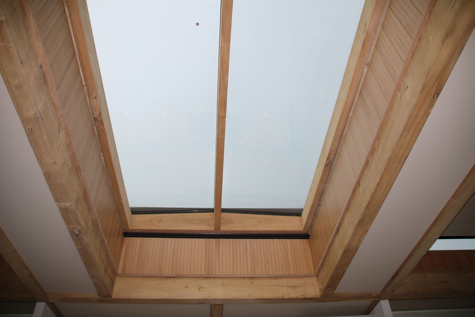 Daklicht tussen eiken balken, het daglicht valt van boven de woning in